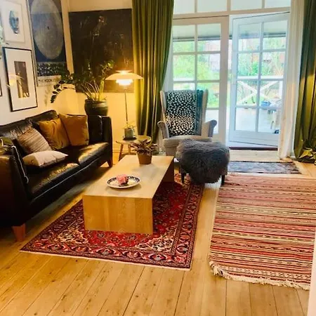 Smukt, Sjaelfuldt Og Charmerende Hus Midt I Odense. * Οντένσε